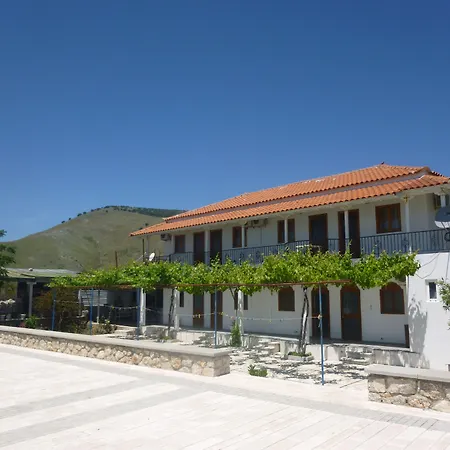 Riviera בית הארחה צ'פרו