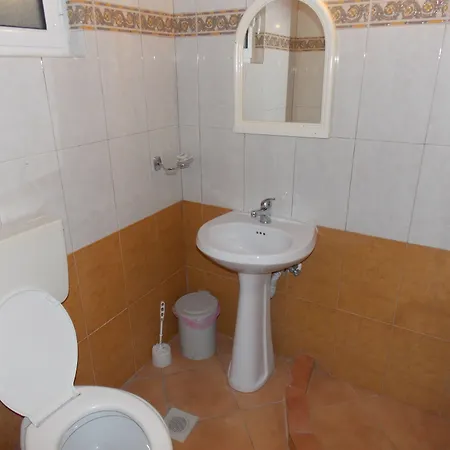 Konukevi Riviera Qeparo