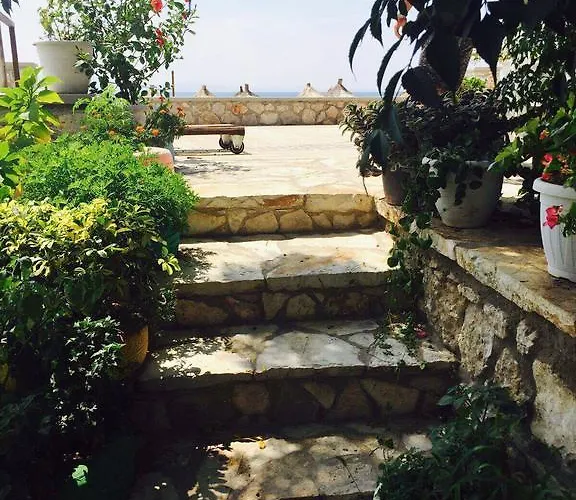 Riviera בית הארחה
